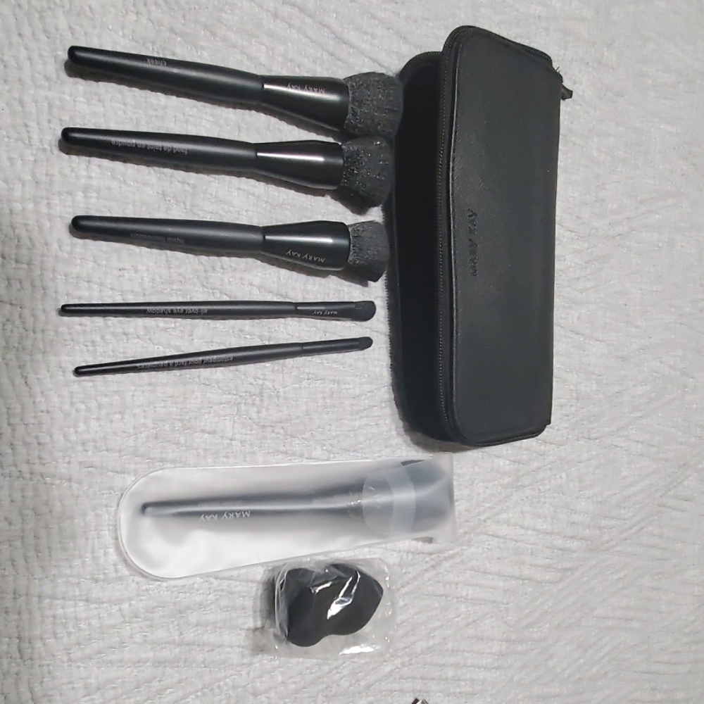 Mary Kay Make Up Brushes and Sponge